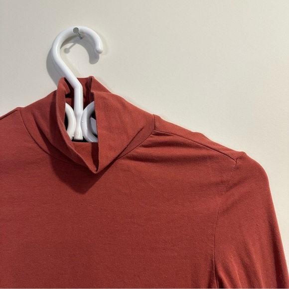 Frank and Oak | The Essential Long Sleeve Mockneck in dark coral sustainable - Picture 2 of 6
